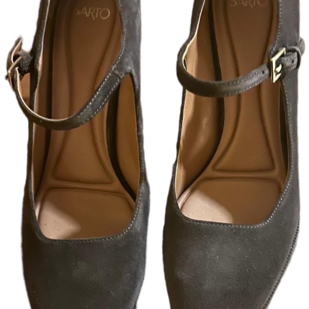 Brown suede shoes BRAND NEW by Franco Sarto.